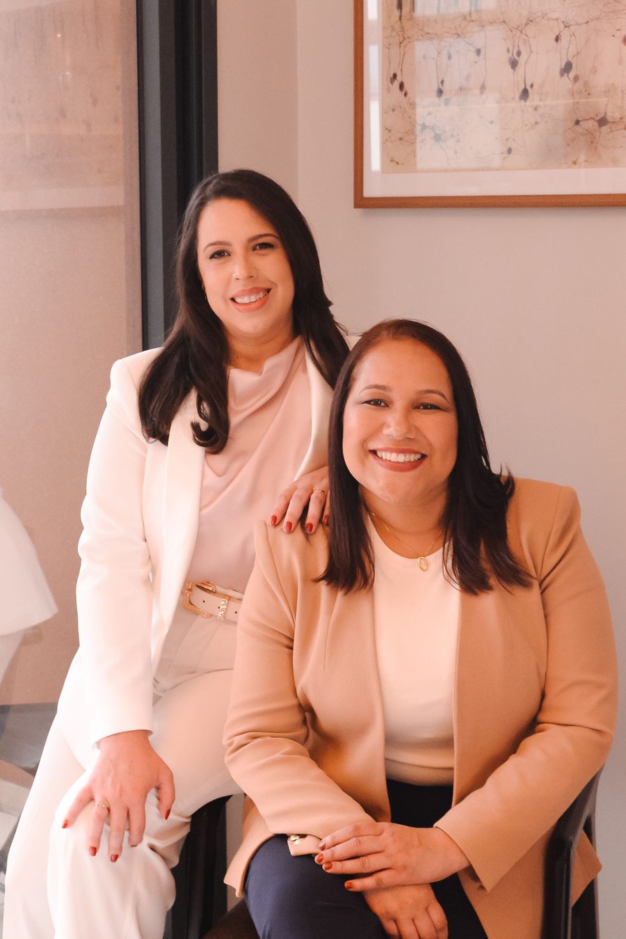 Dra. Alcione Almeida e Dra. Nayara Calil no escritório Almeida & Calil Advocacia